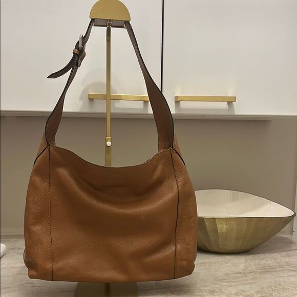 Elegant Tan Leather Shoulder Bag - Picture 1 of 7